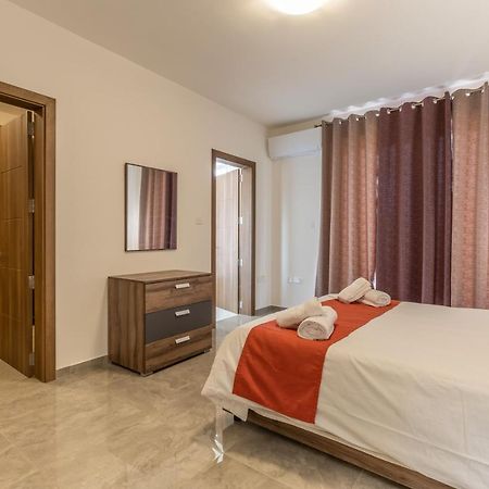 3 Bedroom Apartment - Walking Distance From Airport Gudja Экстерьер фото