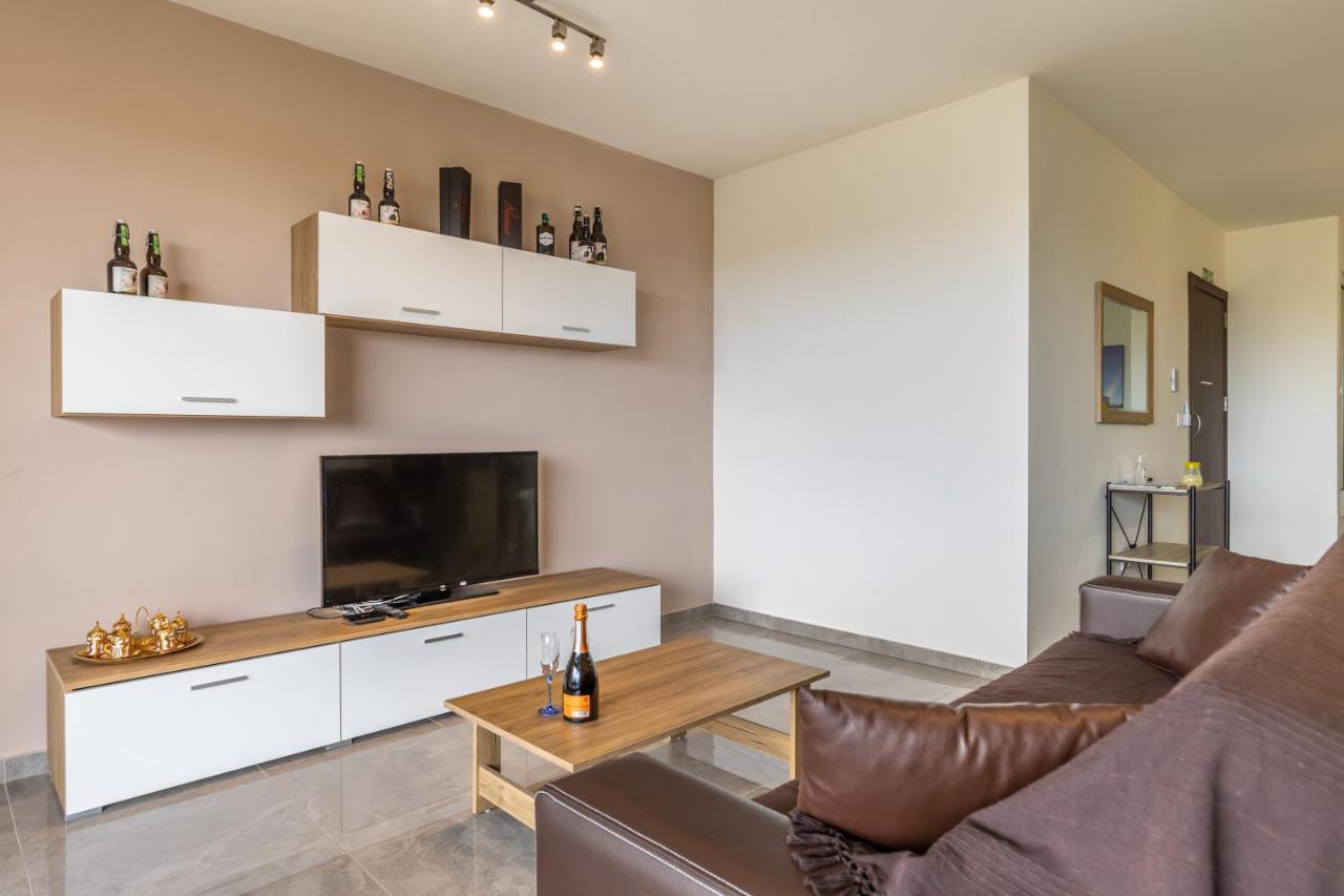 3 Bedroom Apartment - Walking Distance From Airport Gudja Экстерьер фото