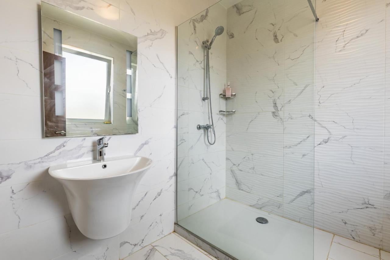 3 Bedroom Apartment - Walking Distance From Airport Gudja Экстерьер фото