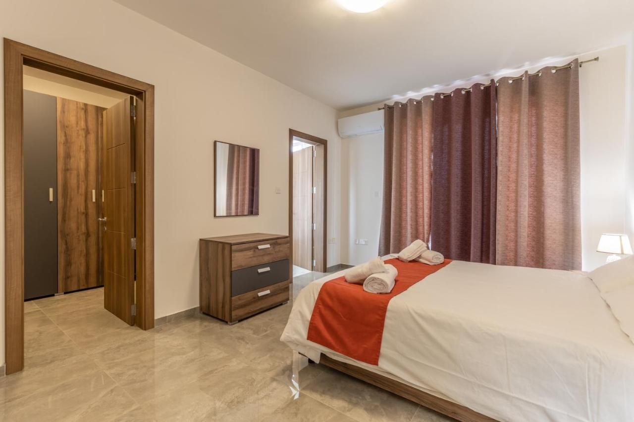 3 Bedroom Apartment - Walking Distance From Airport Gudja Экстерьер фото