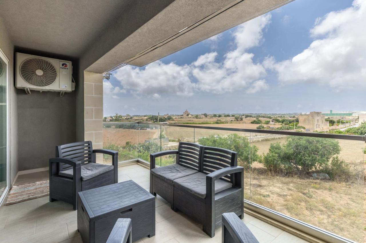 3 Bedroom Apartment - Walking Distance From Airport Gudja Экстерьер фото